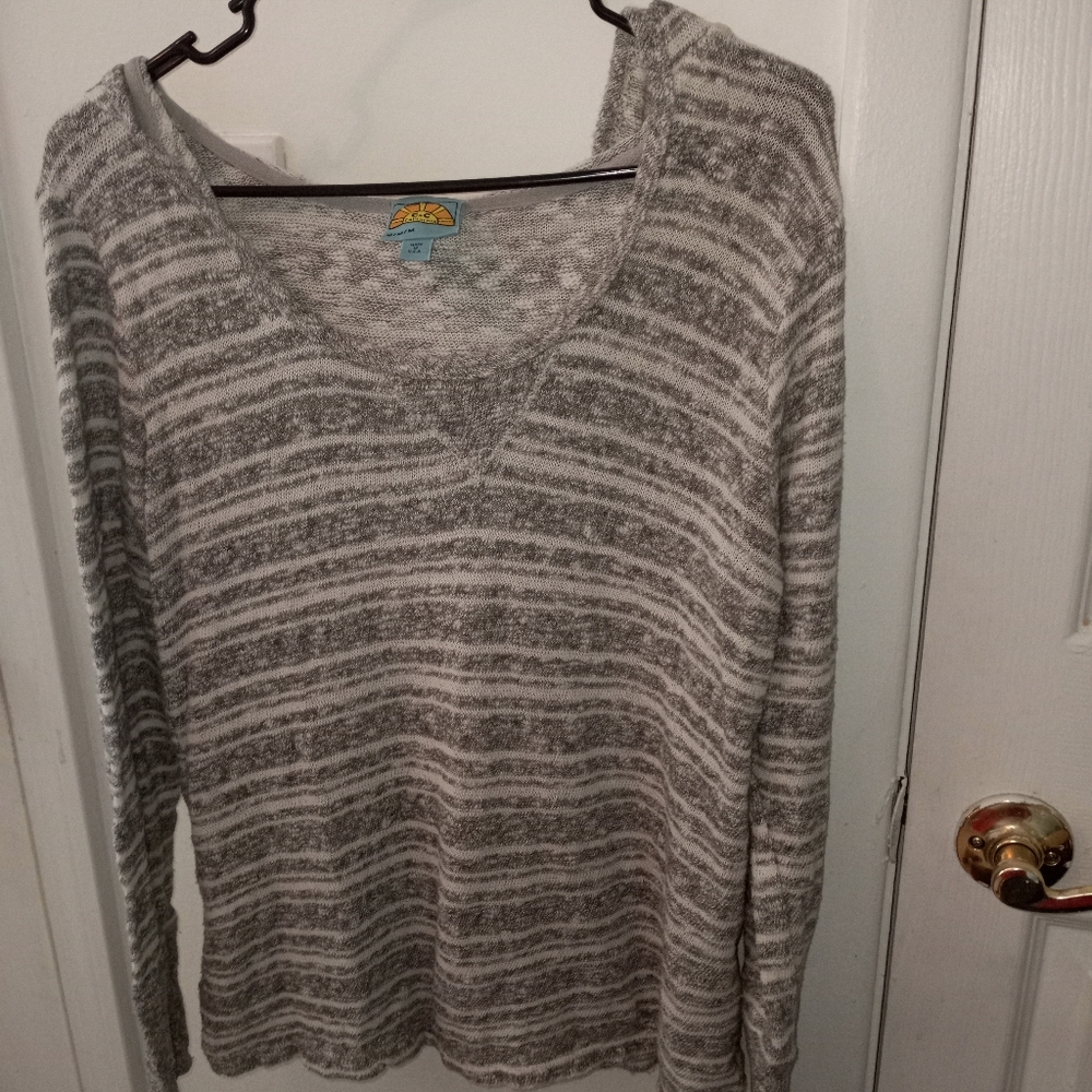 Unisex long-sleeved shirt w/ a hood size medium